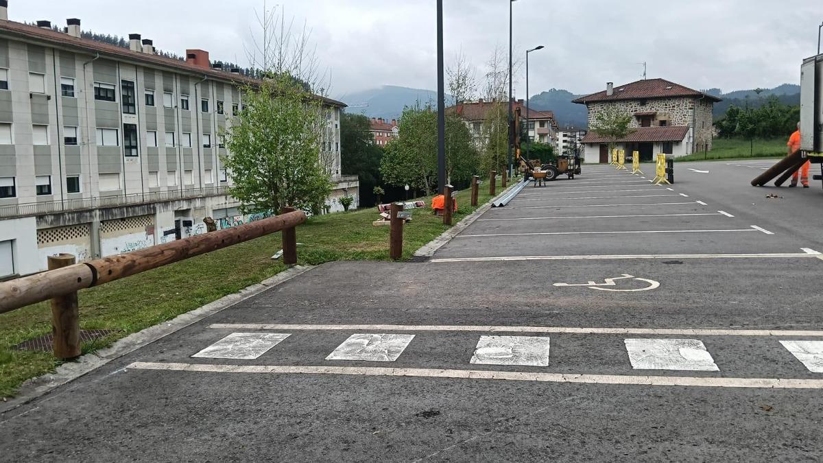 Las biondas de seguridad instaladas en el aparcamiento de Gabolan son de madera