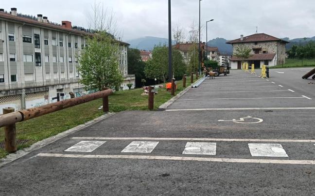 Las biondas de seguridad instaladas en el aparcamiento de Gabolan son de madera