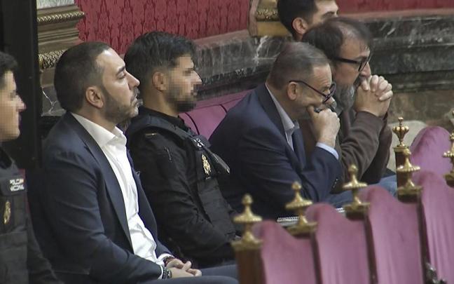 Aldama, Ábalos y Koldo custodiados por agentes de la Policía Nacional en el juicio.
