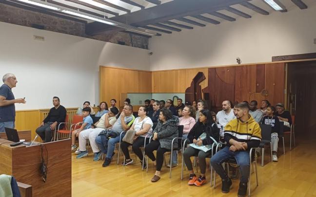 Iñaki Ostolaza recibiendo a los nuevos zumaiarras.