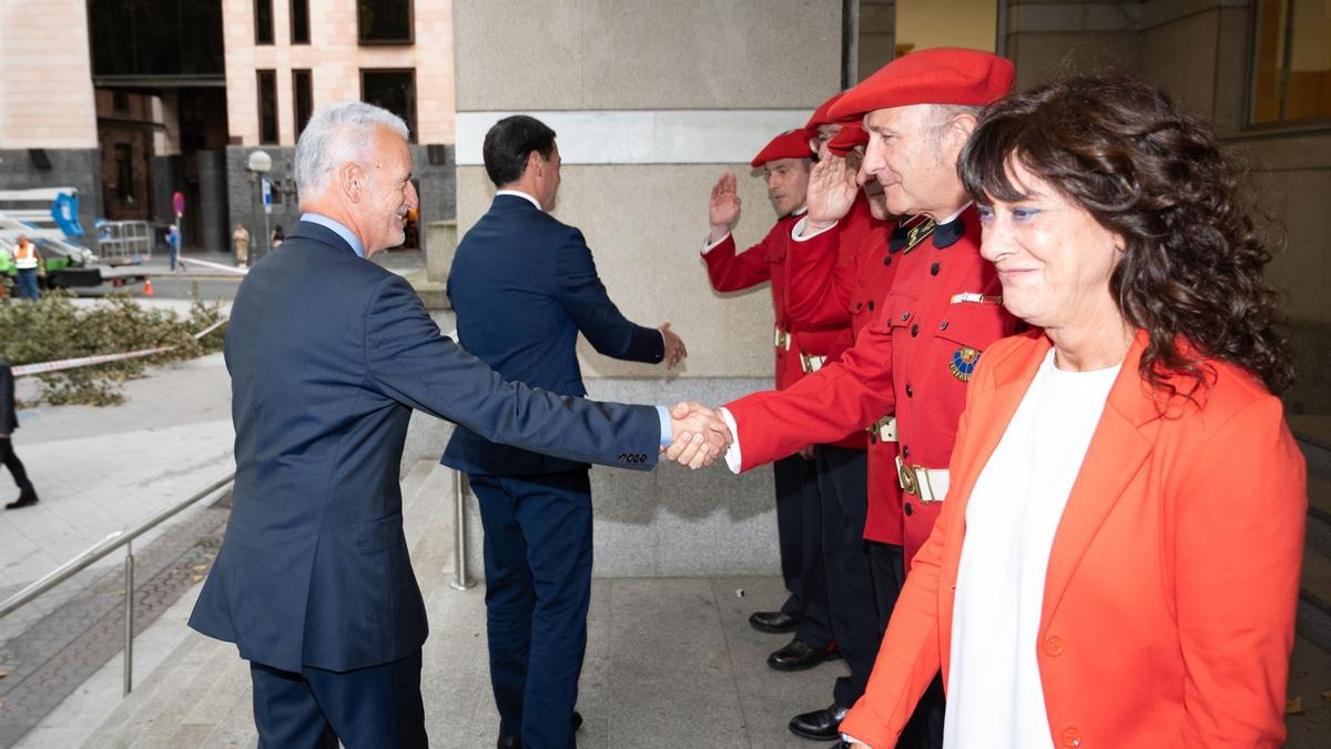 El presidente del Tribunal Superior de Justicia del País Vasco (TSJPV), Iñaki Subijana (i), y el lehendakari, Imanol Pradales (2i), a su llegada a la apertura del Año Judicial 2024-2025.