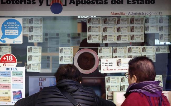 Varias personas compran décimos de la Lotería de Navidad 2024 a pocos días del sorteo. / EP Varias personas compran décimos de la Lotería de Navidad 2024 a pocos días del sorteo.