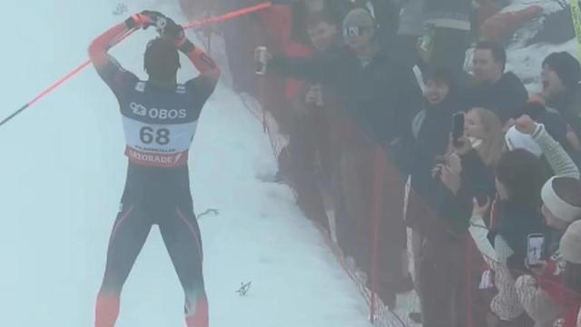 Gabriel Gledhill bebe una cerveza durante la prueba de la Copa del Mundo de Olslo.