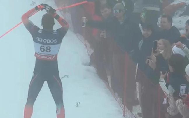 Gabriel Gledhill bebe una cerveza durante la prueba de la Copa del Mundo de Olslo.