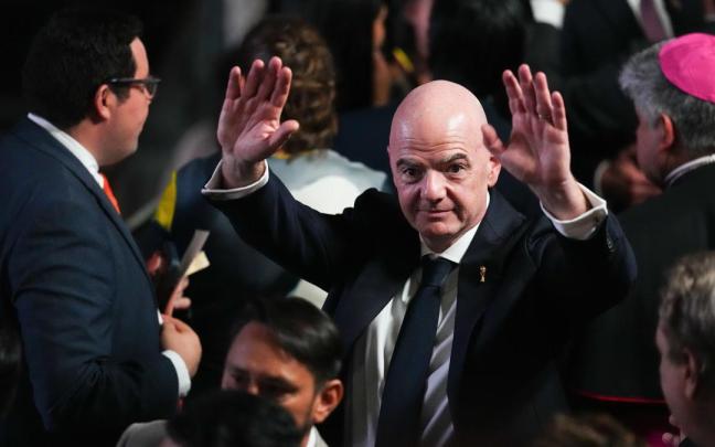 El presidente de la FIFA, Gianni Infantino, en la toma de posesión del nuevo presidente de la Federación de Fútbol de Colombia.