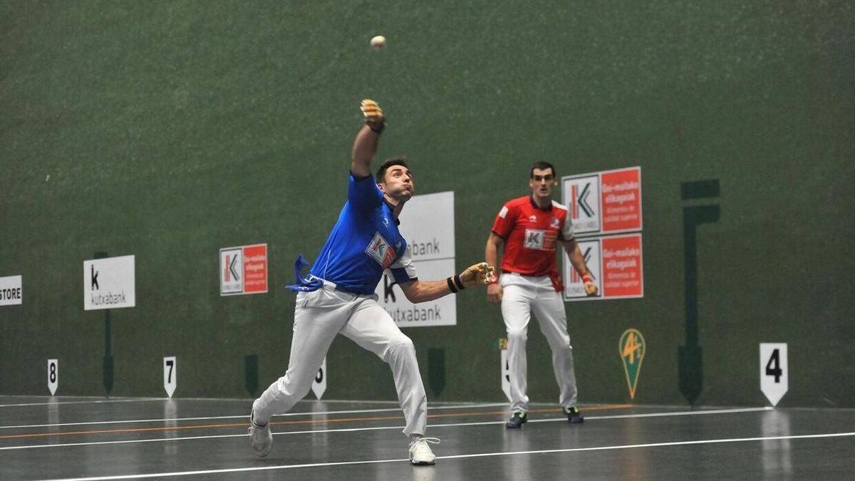 Peio Etxeberria entra de volea en el duelo jugado contra Ezkurdia en el Club Deportivo de Bilbao.