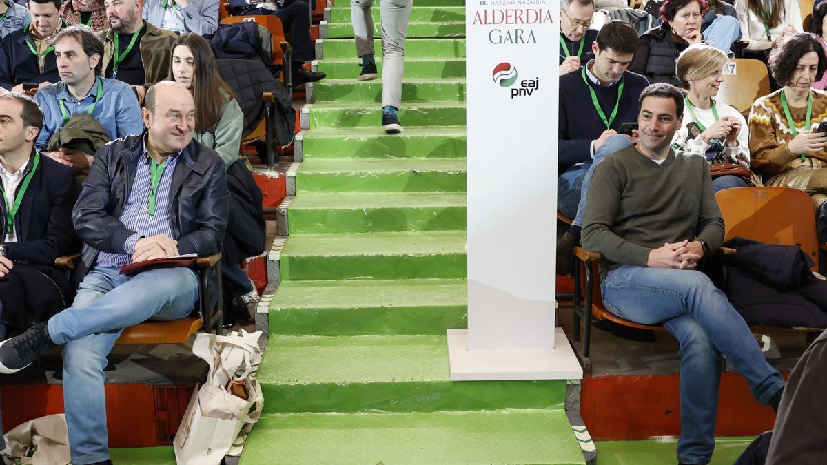 El presidente saliente del EBB del PNV, Andoni Ortuzar, y el lehendakari Pradales, en la asamblea