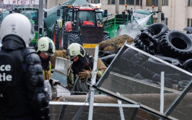 La policía belga intervino con manguerazos y gases lacrimógenos tras el lanzamiento de objetos por parte de los agricultores.