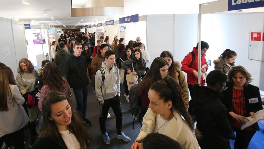 Jóvenes informándose en los stands del XII Salón del Estudiante y el Empleo.