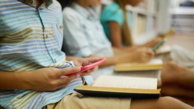 Varios menores con sus 'smartphones' en el colegio.