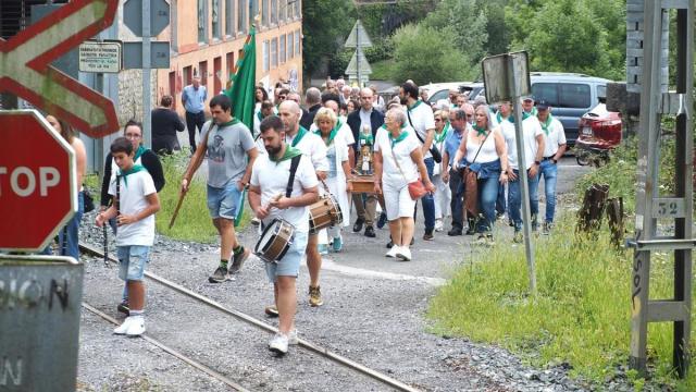 La procesión de Santa Ana, atravesando el paso a nivel, camino de la ermita.