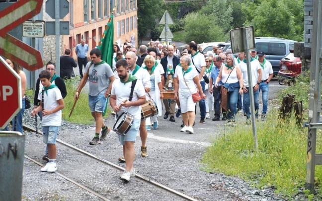 La procesión de Santa Ana, atravesando el paso a nivel, camino de la ermita.