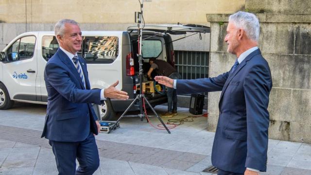 El lehendakari saluda al presidente de TSJPV, Iñaki Subijana, su llegada a la apertura del Año judicial. El lehendakari saluda al presidente de TSJPV, Iñaki Subijana, su llegada a la apertura del Año judicial.