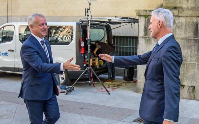 El lehendakari saluda al presidente de TSJPV, Iñaki Subijana, su llegada a la apertura del Año judicial. El lehendakari saluda al presidente de TSJPV, Iñaki Subijana, su llegada a la apertura del Año judicial.