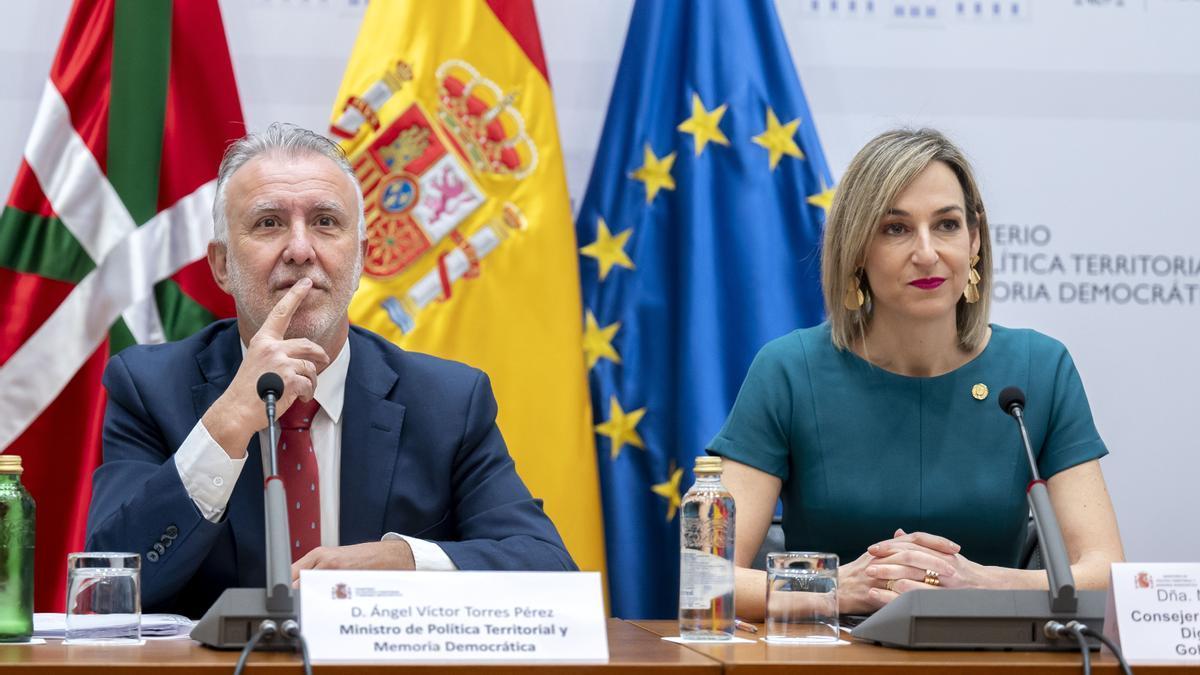 El ministro de Política Territorial y Memoria Democrática, Ángel Víctor Torres, junto a la consejera de Gobernanza, Administración Digital y Autogobierno del Gobierno Vasco, Maria Ubarretxena