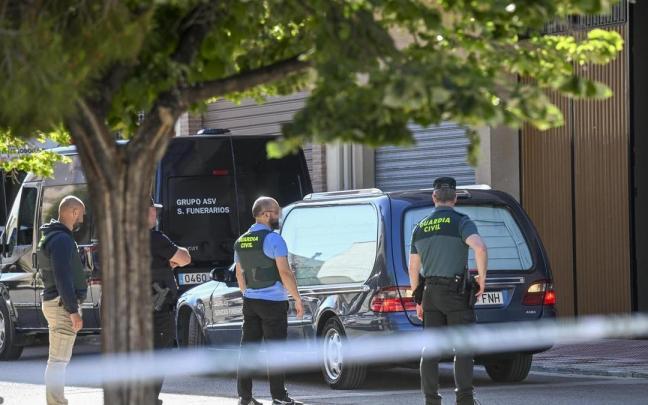 Varios guardias civiles congregados en el acceso a la vivienda de Huétor Tájar, en Granada.