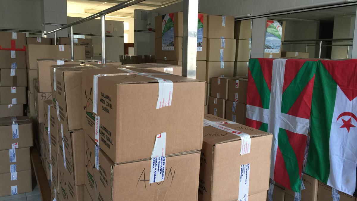 Cajas preparadas con los alimentos recogidos para enviar al pueblo saharaui