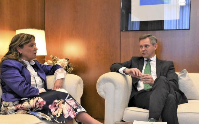 La ministra de Salud, Gotzone Sagardui, con el ministro José Miñones, en Madrid
