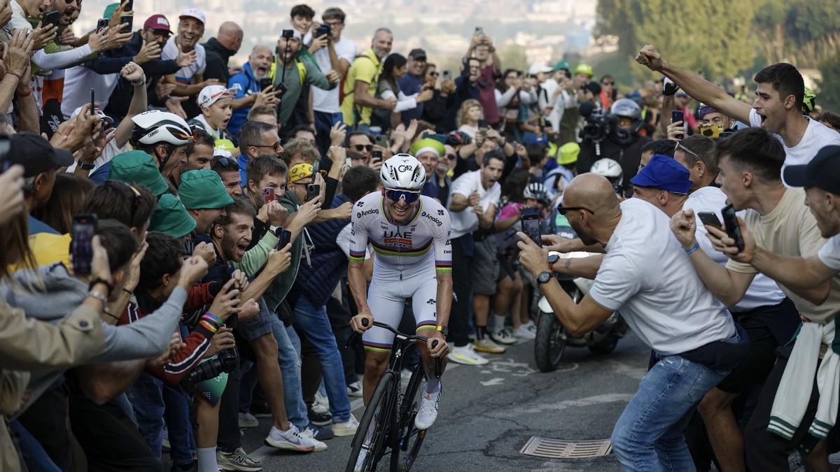 Pogacar se abre paso ante el gentío camino de su quinto Il Lombardia consecutivo.