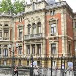 Varias personas pasan por delante del Palacio Olabarri, que se asoma a la Ría cerca de La Salve.