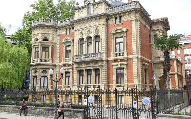 Varias personas pasan por delante del Palacio Olabarri, que se asoma a la Ría cerca de La Salve. Varias personas pasan por delante del Palacio Olabarri, que se asoma a la Ría cerca de La Salve.