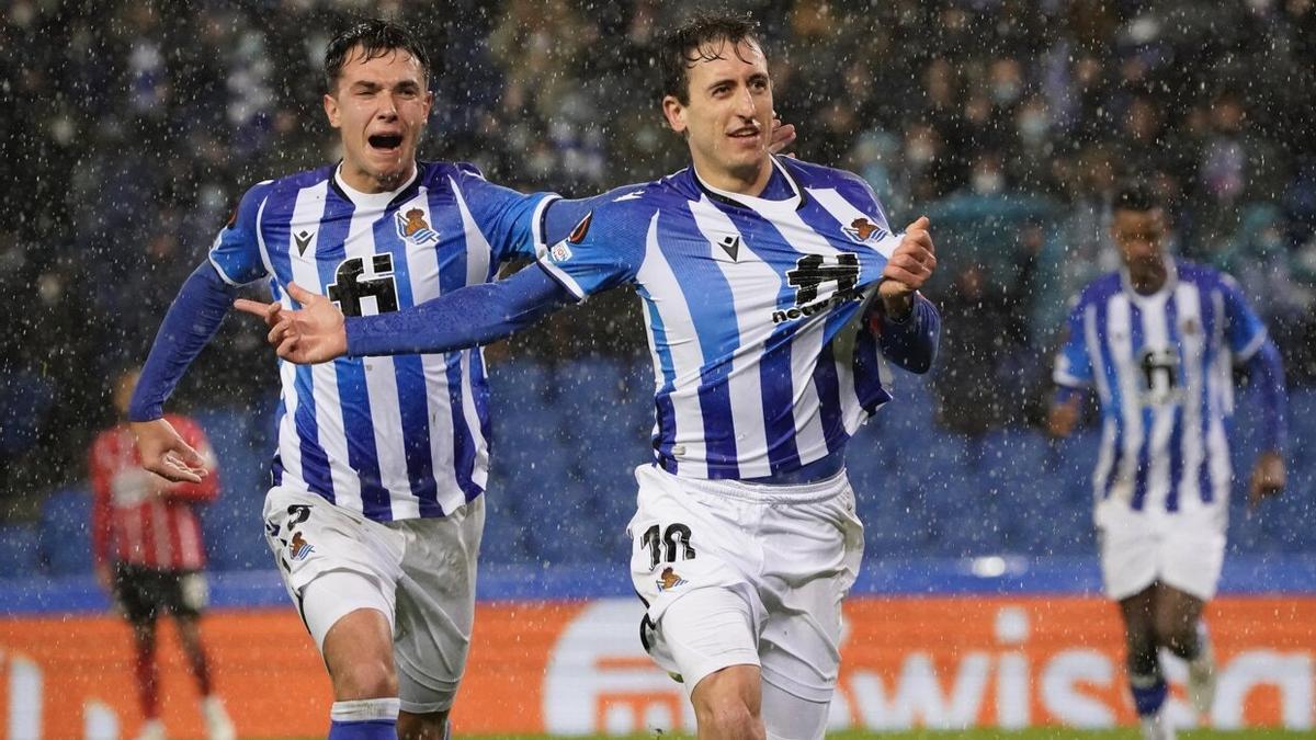 Oyarzabal celebra con la grada y con Zubimendi el momentáneo 2-0 al PSV.