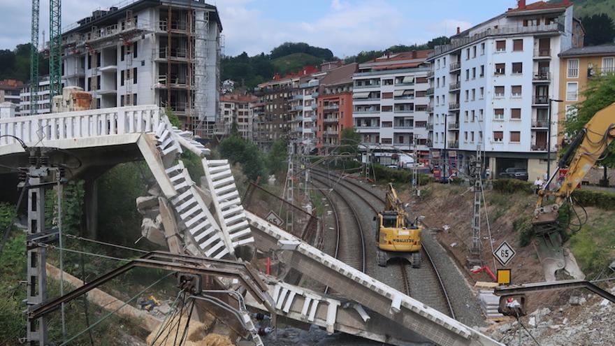 El puente, nada más ser derribado.