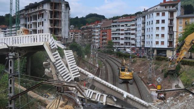 El puente, nada más ser derribado.