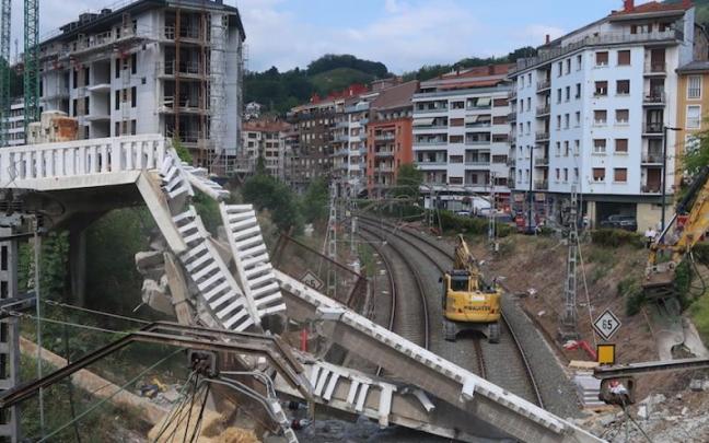 El puente, nada más ser derribado.