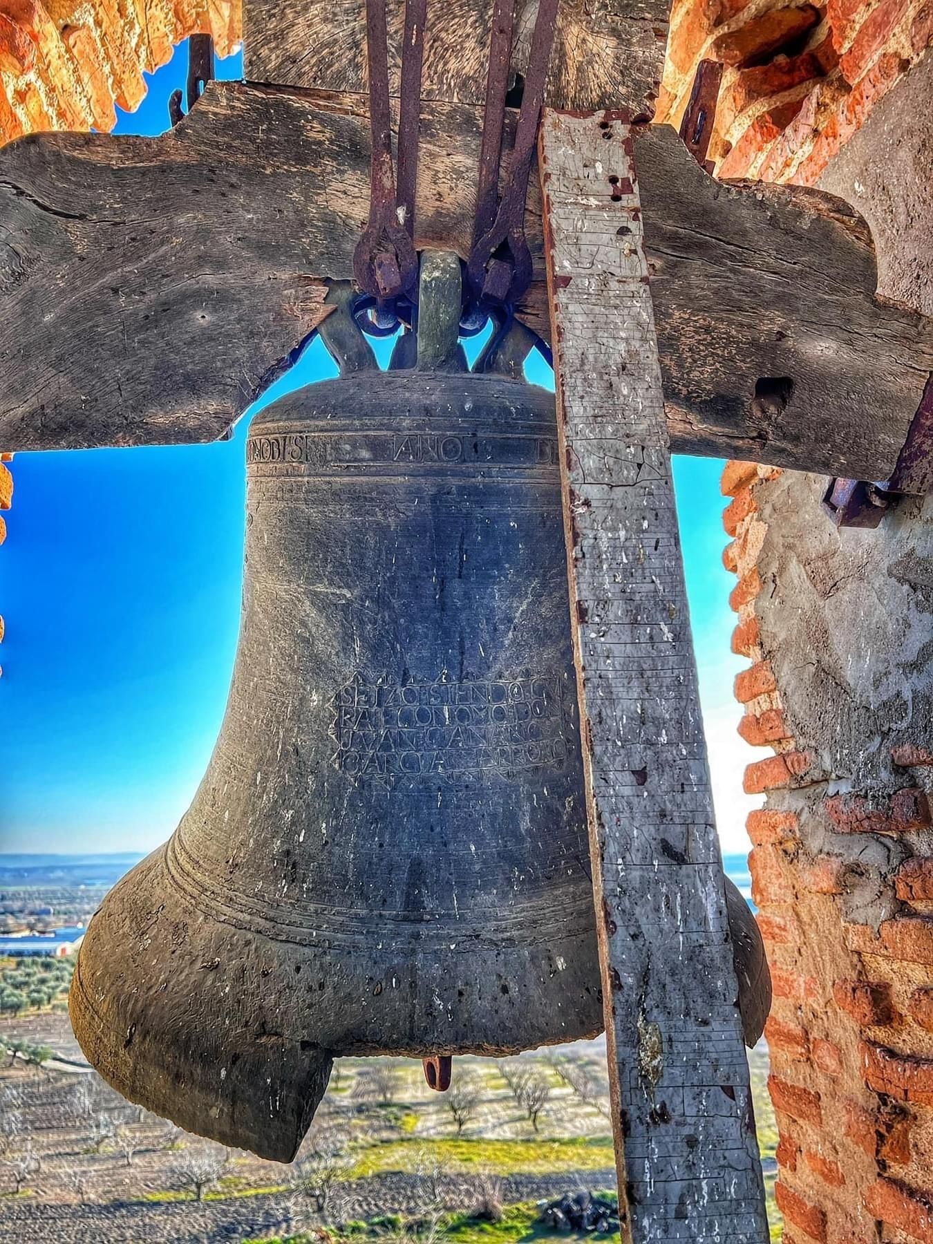 La campana de la ermita de San Blas, en Cebolla (Toledo), antes de ser sustraída.