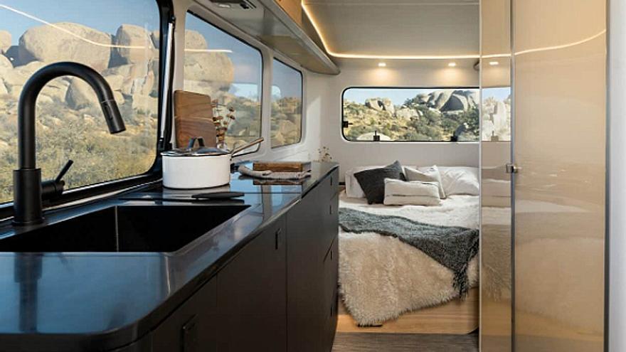 El interior de la caravana Pebble Flow, con todo tipo de detalles.