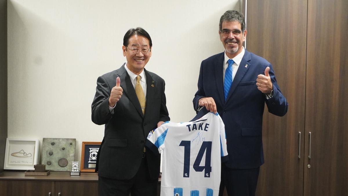 Kyoji Matsunaga, alcalde de Marugame, y Eneko Goia, con una camiseta de Take Kubo. / N.G.