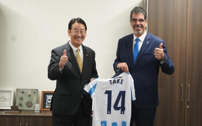 Kyoji Matsunaga, alcalde de Marugame, y Eneko Goia, con una camiseta de Take Kubo. / N.G.