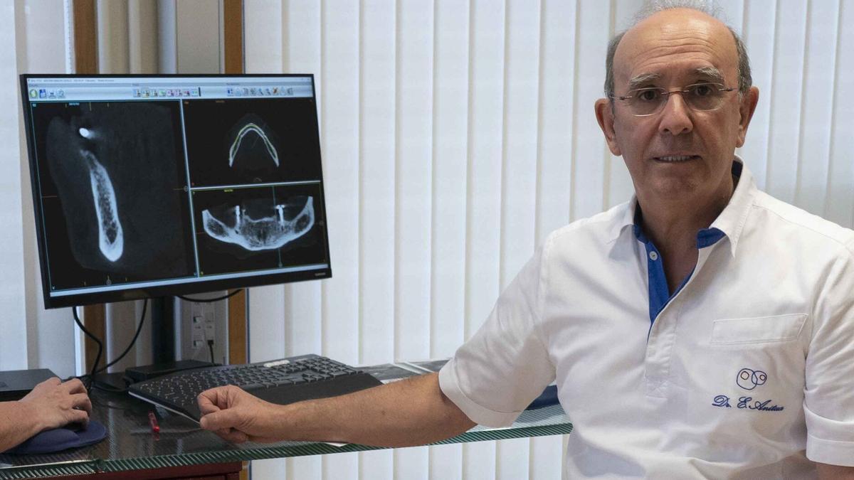 El doctor Eduardo Anitua posa para una entrevista.