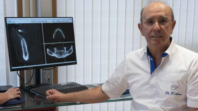 El doctor Eduardo Anitua posa para una entrevista.