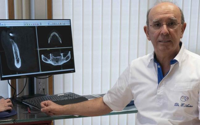 El doctor Eduardo Anitua posa para una entrevista.