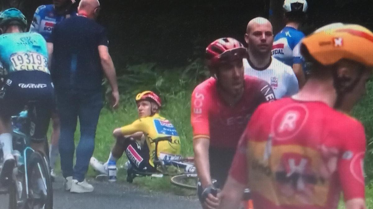 Evenepoel, en el suelo, tras la caída.