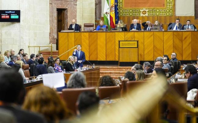 El presidente de la Junta, Juanma Moreno, interviene en el Pleno del Parlamento andaluz.