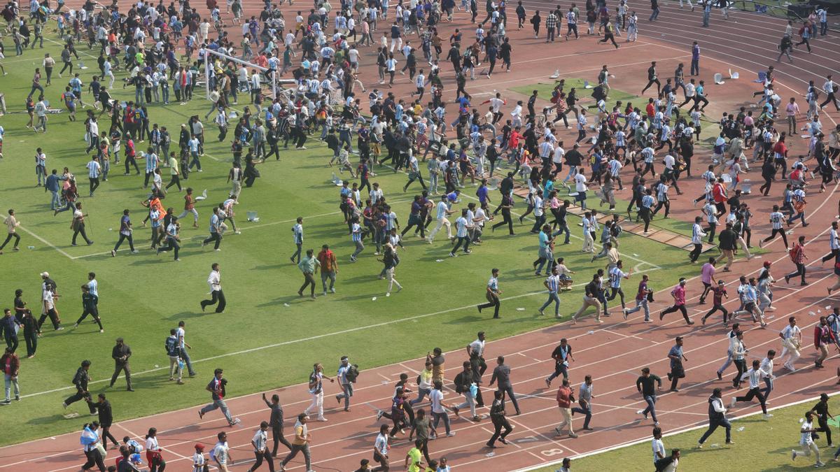 Imagen del público asaltando el campo tras la decepción por la mala organización de la visita de Leo Messi.