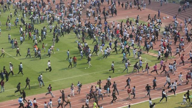 Imagen del público asaltando el campo tras la decepción por la mala organización de la visita de Leo Messi.