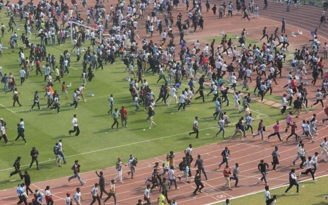 Imagen del público asaltando el campo tras la decepción por la mala organización de la visita de Leo Messi.