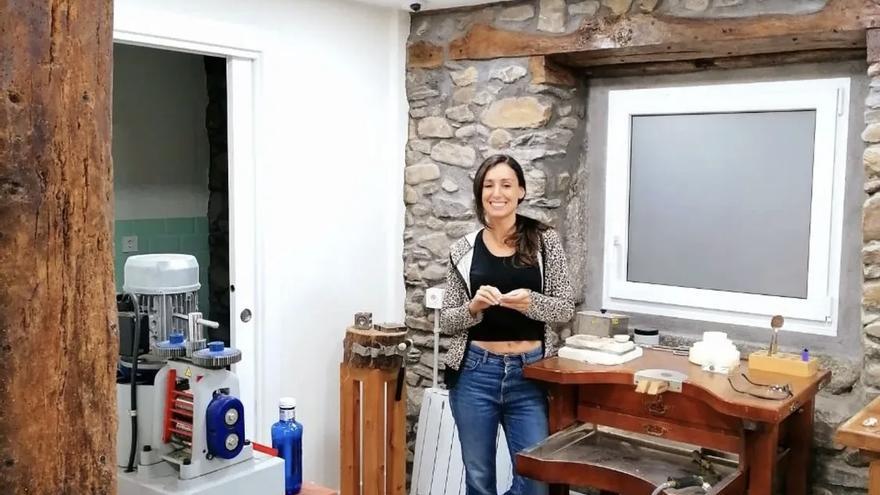 Nerea Agirre en su taller de Mundaka.