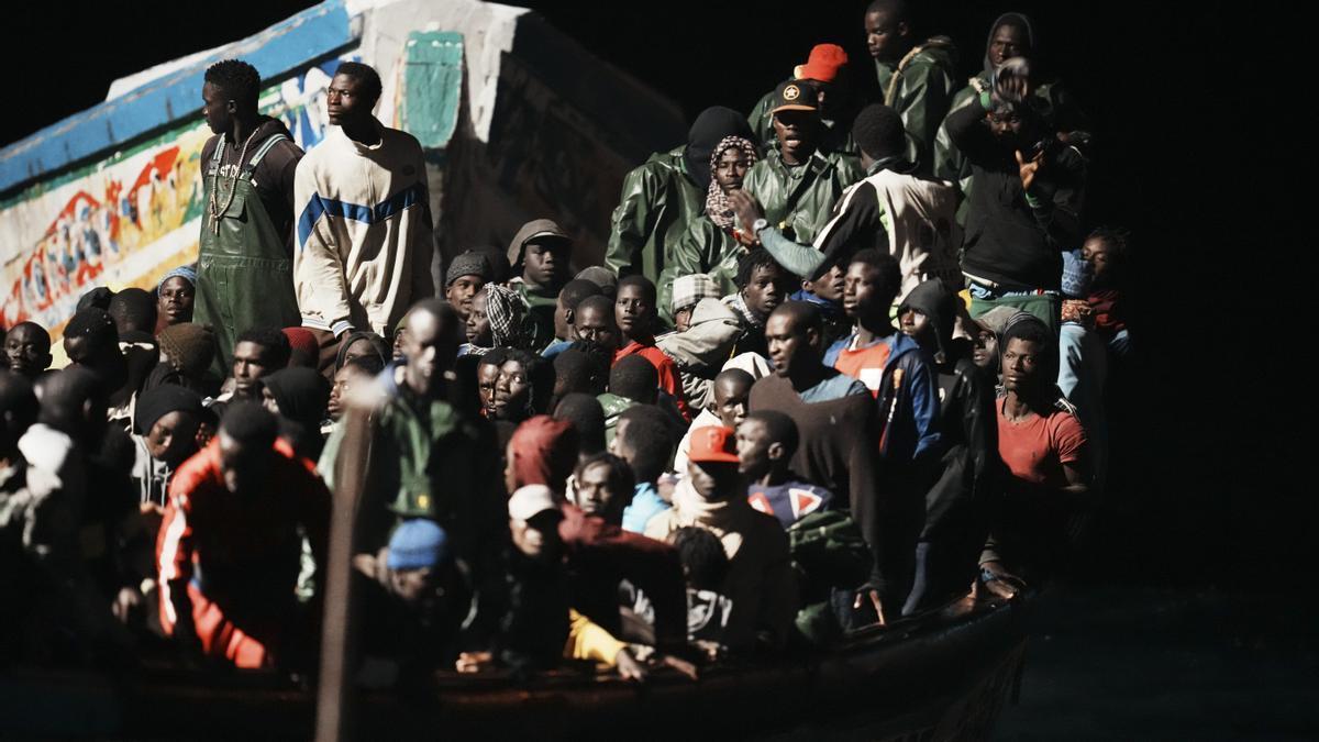 Cientos de migrantes llegan a la isla de El Hierro