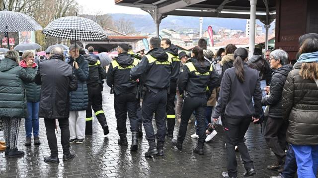 Agentes municipales cuidan sobre el terreno que todo transcurra con normalidad