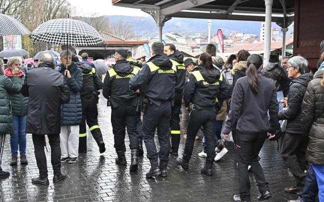Agentes municipales cuidan sobre el terreno que todo transcurra con normalidad