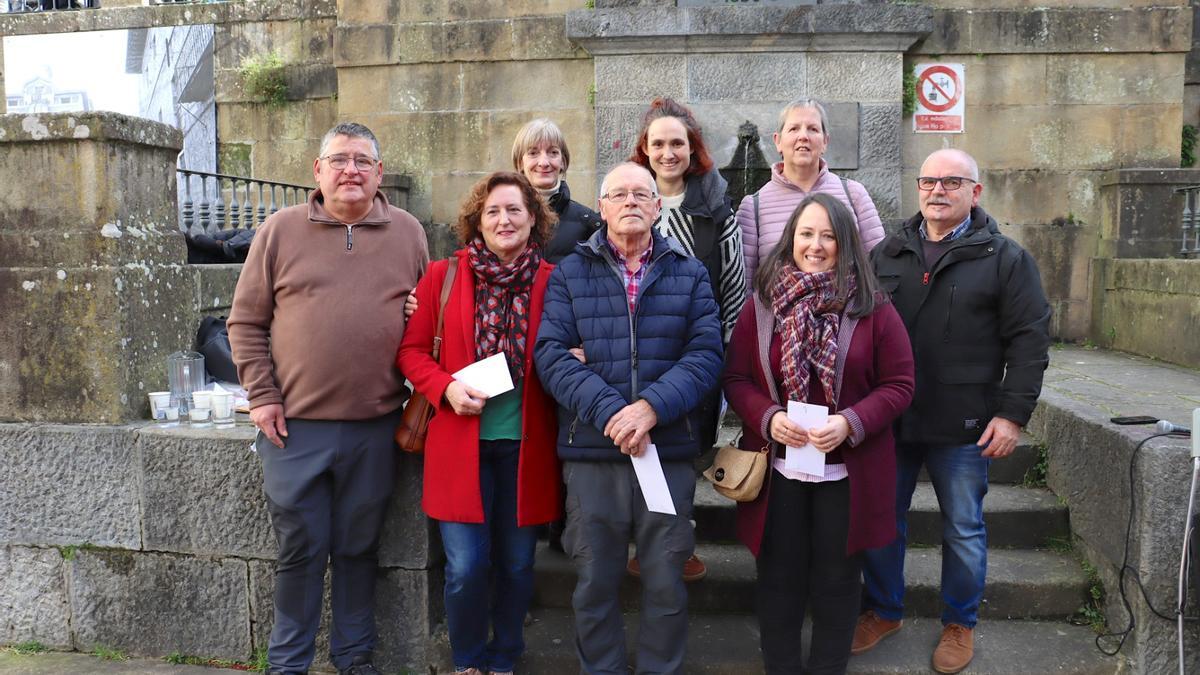 Los premiados en el concurso de tortas de San Blas de Soraluze, con los organizadores y el jurado.