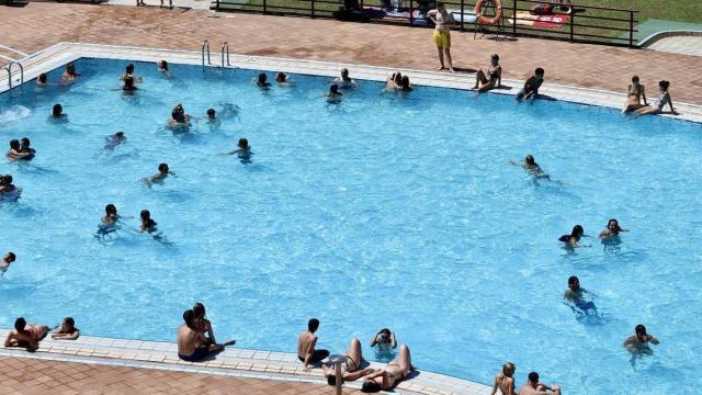 Decenas de personas se refrescan en una piscina ante la ola de calor. / Javier Colmenero Decenas de personas se refrescan en una piscina ante la ola de calor.