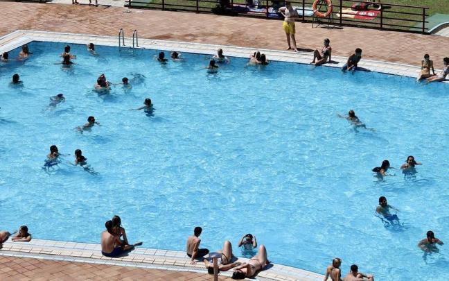 Decenas de personas se refrescan en una piscina ante la ola de calor. / Javier Colmenero Decenas de personas se refrescan en una piscina ante la ola de calor.