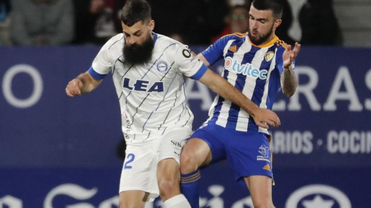 Asier Villalibre defiende un balón durante el Ponferradina-Alavés de ayer.