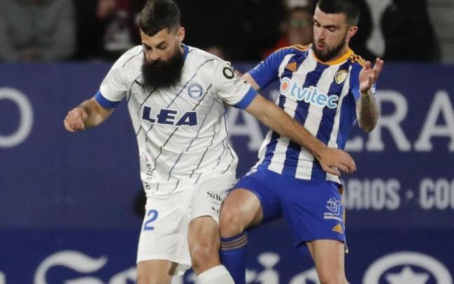 Asier Villalibre defiende un balón durante el Ponferradina-Alavés de ayer. Asier Villalibre defiende un balón durante el Ponferradina-Alavés de ayer.